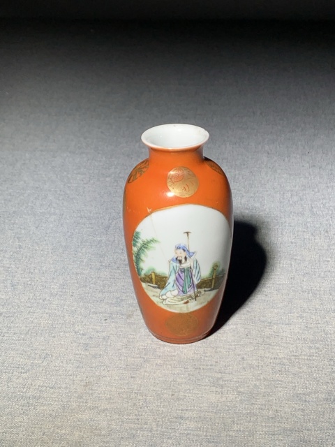 古玩陶瓷**紅釉描金皮球花開光粉彩人物故事紋撇口小瓶拍賣，當前價格1500元