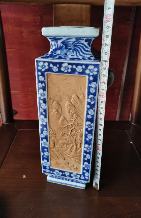 古玩陶瓷【保利大拍同款】民國冰梅四方開窗瓶拍賣,當前價格5600元