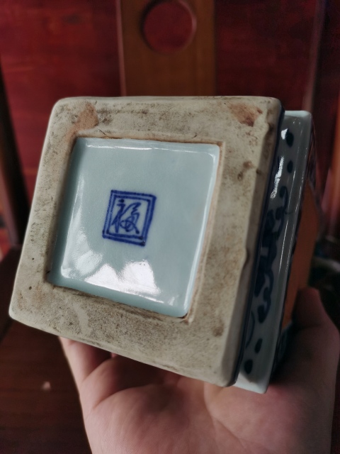 古玩陶瓷【保利大拍同款】民國冰梅四方開窗瓶拍賣,當前價格5600元