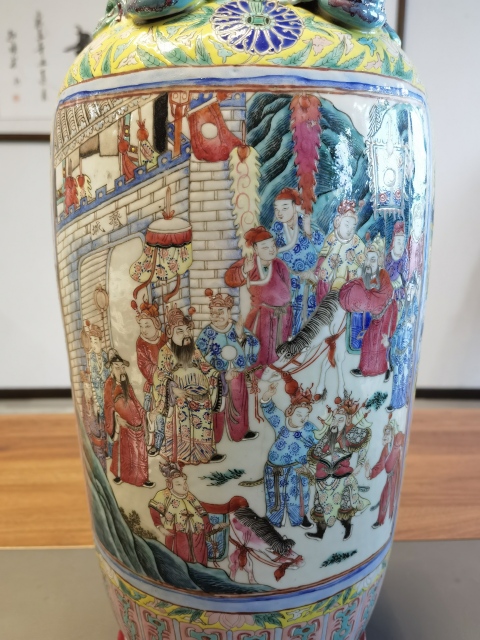 古玩陶瓷黃釉粉彩人物故事貼塑螭龍獅耳瓶拍賣，當前價格22800元