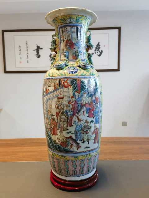 古玩陶瓷黃釉粉彩人物故事貼塑螭龍獅耳瓶拍賣，當前價格22800元