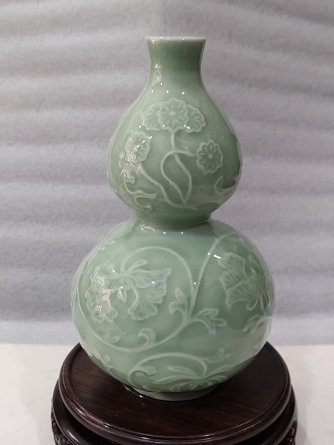 域鉴古玩】龙泉窑青釉印花葫芦瓶拍卖价格/图片/值多少钱