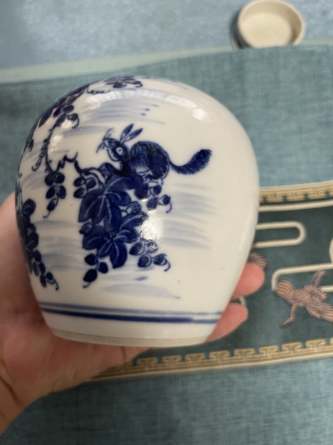 古玩陶瓷清.乾隆 青花松鼠葡萄紋飾蓋罐拍賣，當前價格20000元