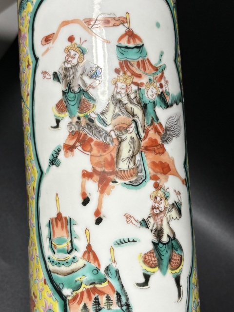 古玩陶瓷晚清·黃地粉彩開窗五彩“出將入相”人物故事紋花觚箭筒拍賣，當前價格6200元