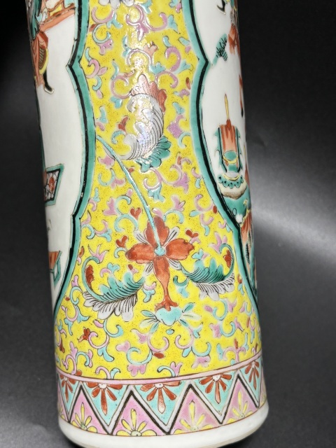 古玩陶瓷晚清·黃地粉彩開窗五彩“出將入相”人物故事紋花觚箭筒拍賣，當前價格6200元