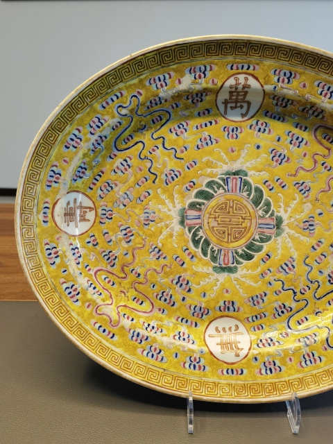 古玩陶瓷42厘米晚清官窯祝壽畫片黃地粉彩萬壽無疆折沿大盤拍賣,當(dāng)前價格3980元