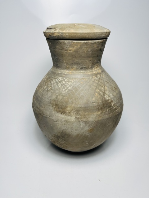 古玩陶瓷精美漢代網(wǎng)格紋瓶拍賣，當前價格999元