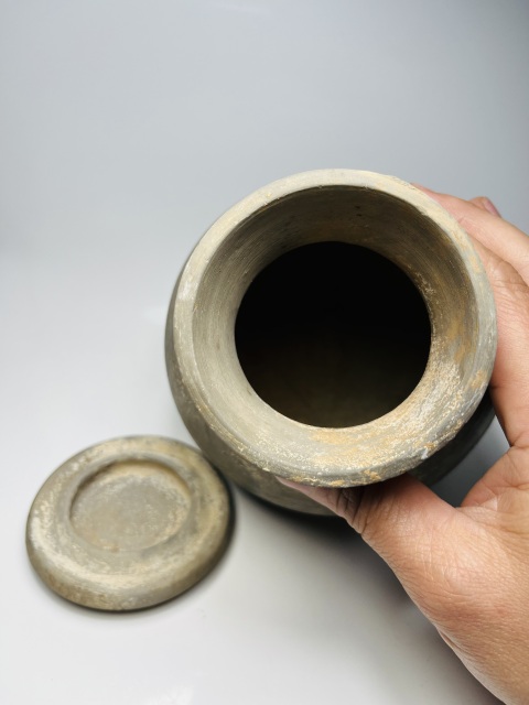 古玩陶瓷精美漢代網(wǎng)格紋瓶拍賣，當前價格999元