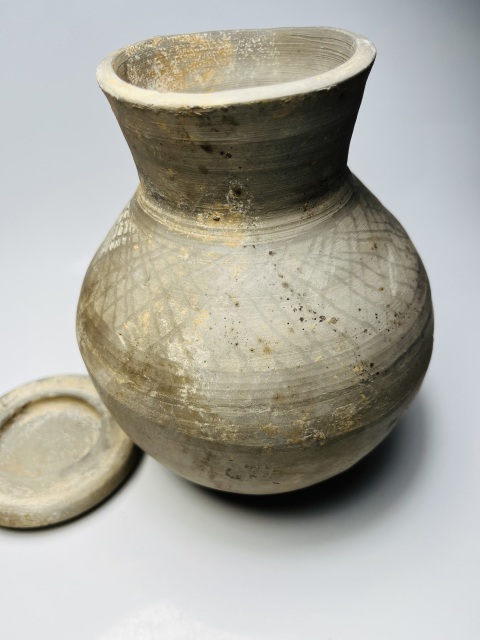 古玩陶瓷精美漢代網(wǎng)格紋瓶拍賣，當前價格999元