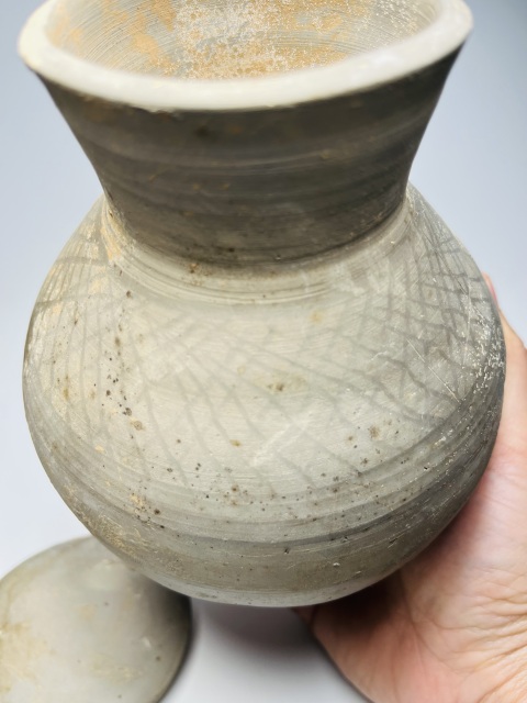 古玩陶瓷精美漢代網(wǎng)格紋瓶拍賣，當前價格999元