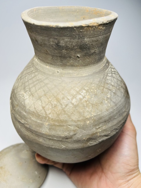 古玩陶瓷精美漢代網(wǎng)格紋瓶拍賣，當前價格999元