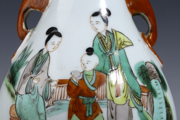 古玩陶瓷清晚·五彩仕女嬰戲紋雙耳盤口瓶拍賣,當前價格5000元