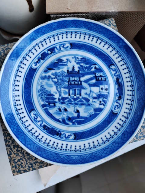 古玩陶瓷清代樓臺(tái)亭閣山水紋青花盤拍賣,當(dāng)前價(jià)格1986元
