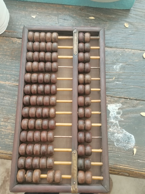 古玩雜項算盤紅木算盤全品。有使用痕跡。算盤的籽兒是花梨的。拍賣,當前價格1222元