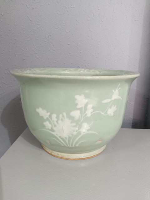 古玩陶瓷晚清?豆青釉堆白花卉紋花盆拍賣,當前價格3200元
