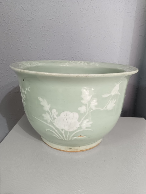 古玩陶瓷晚清?豆青釉堆白花卉紋花盆拍賣,當前價格3200元