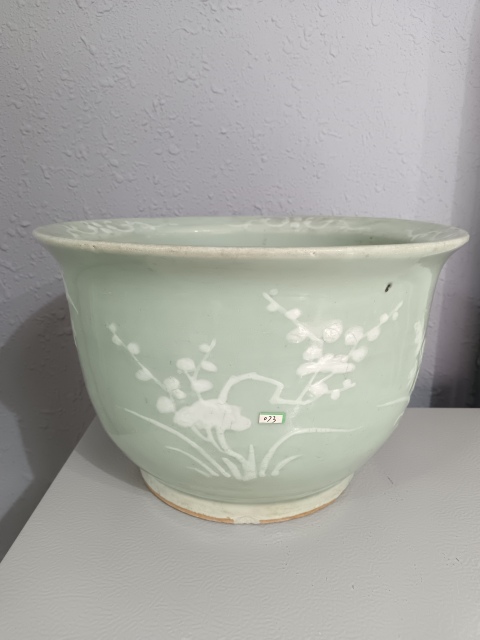 古玩陶瓷晚清?豆青釉堆白花卉紋花盆拍賣,當前價格3200元