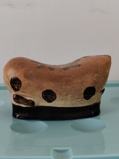 古玩陶瓷白地褐彩貓枕拍賣,當(dāng)前價(jià)格1500元