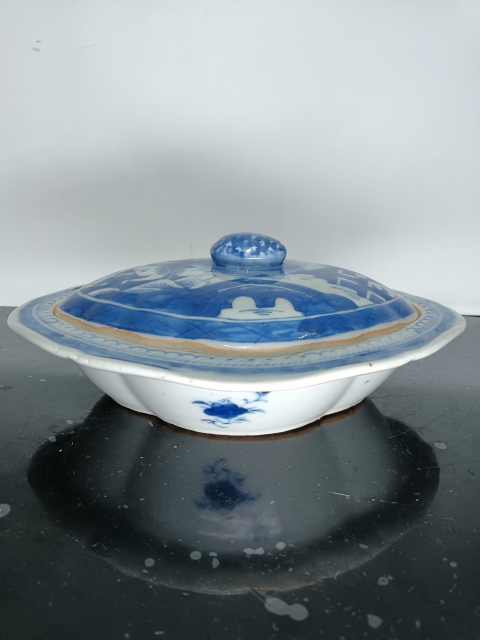 古玩陶瓷清中早期乾隆青花神龕恭盒拍賣,當(dāng)前價格2650元
