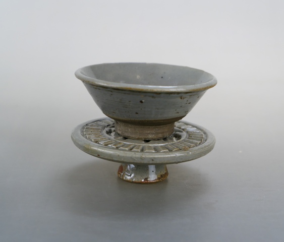 域鉴古玩】明代.龙泉窑青瓷茶盏和龙泉窑青瓷刻寿字纹托盘（1368