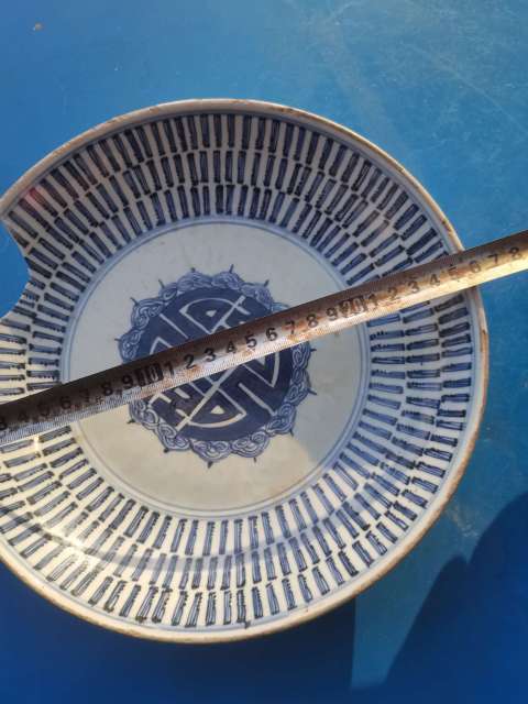 古玩陶瓷清代早期。精品雍正早期。青花百壽紋盤沒有中線。就缺一點。拍賣,當(dāng)前價格655元