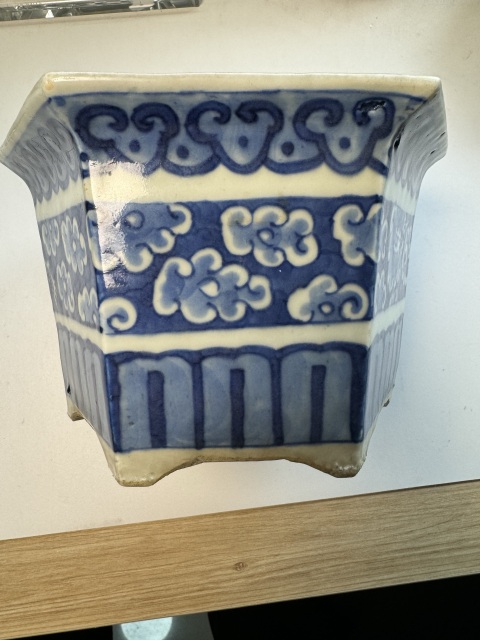 古玩陶瓷青花云龍三現(xiàn)圖六方花盆拍賣，當(dāng)前價(jià)格3900元