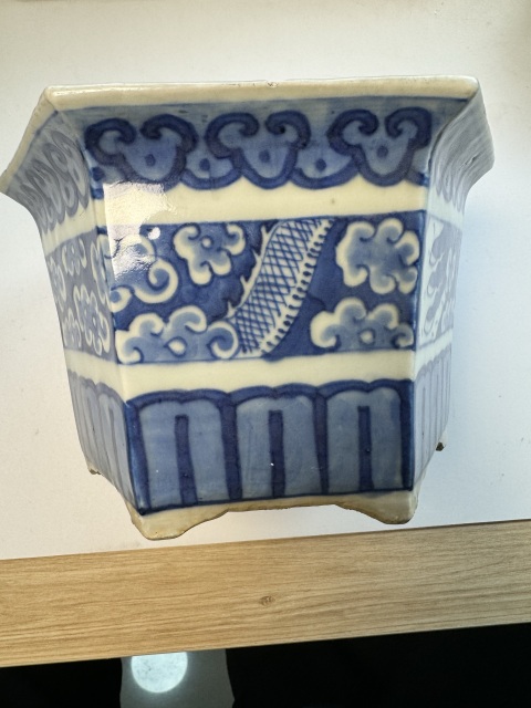 古玩陶瓷青花云龍三現(xiàn)圖六方花盆拍賣，當(dāng)前價(jià)格3900元