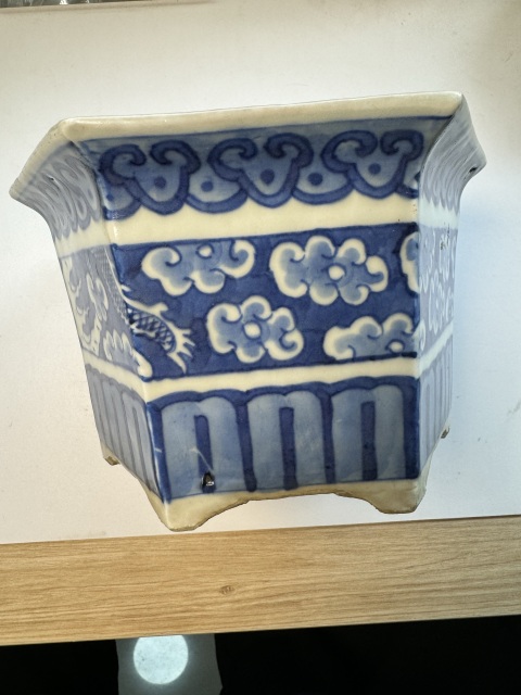 古玩陶瓷青花云龍三現(xiàn)圖六方花盆拍賣，當(dāng)前價(jià)格3900元