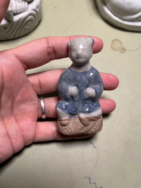古玩陶瓷霽藍(lán)釉持蓮?fù)尤宋锏袼芘馁u，當(dāng)前價(jià)格2500元
