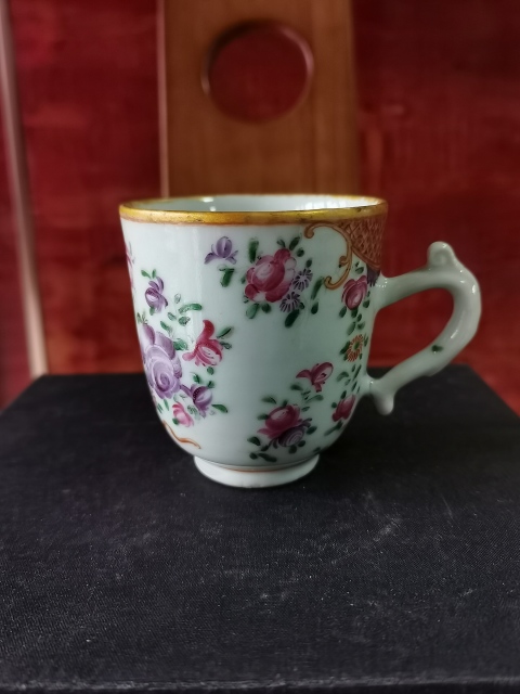 古玩陶瓷【精品粉彩】清乾隆粉彩花卉紋執杯拍賣，當前價格1560元