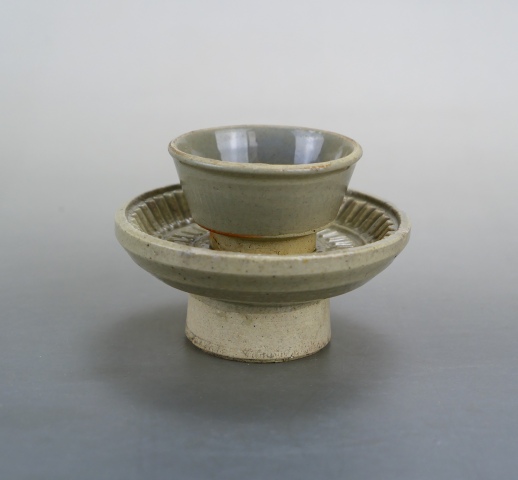 域鉴古玩】明代.龙泉窑青瓷杯和龙泉窑青瓷刻寿字纹托盘（1368年