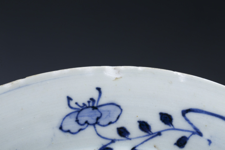 古玩陶瓷清康熙·青花開窗嬰戲花卉紋折沿盤拍賣，當前價格384元