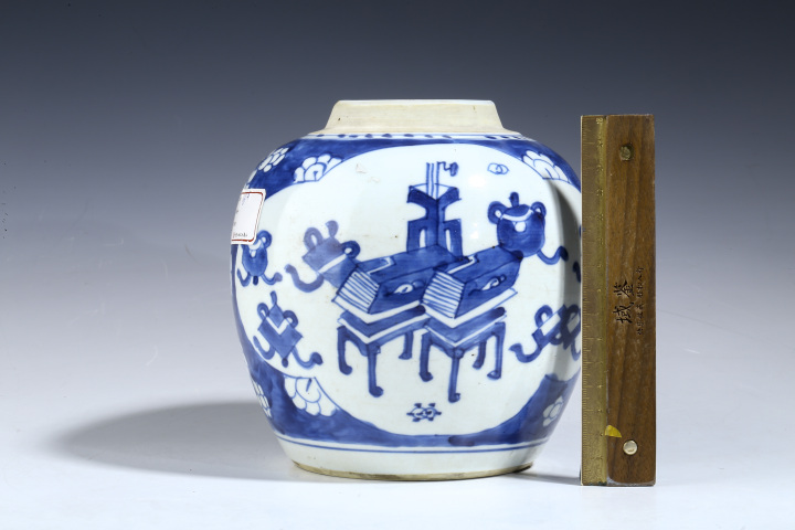 古玩陶瓷清康熙·青花冰梅開(kāi)窗博古紋罐拍賣(mài)，當(dāng)前價(jià)格8016元