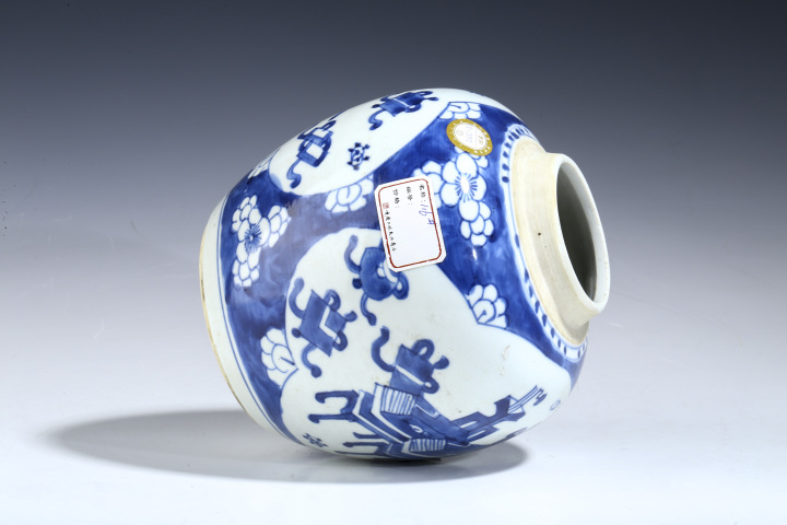 古玩陶瓷清康熙·青花冰梅開(kāi)窗博古紋罐拍賣(mài)，當(dāng)前價(jià)格8016元