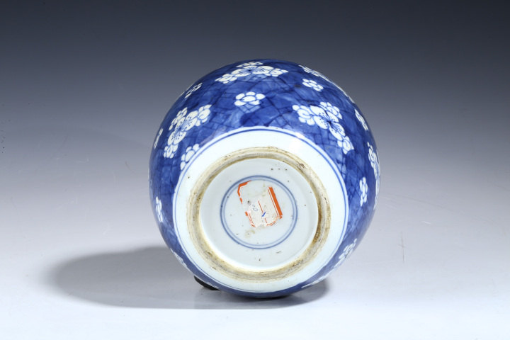 古玩陶瓷清康熙·青花留白冰梅紋罐拍賣,當前價格1176元