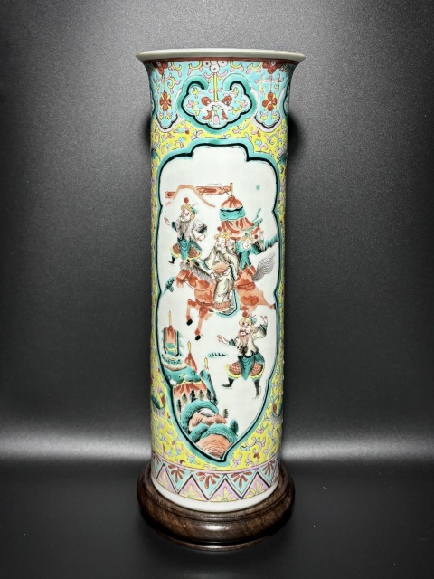 古玩陶瓷晚清·黃地粉彩開窗五彩“出將入相”人物故事紋花觚箭筒拍賣，當前價格6200元