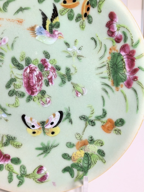 古玩陶瓷清嘉慶 極品豆青釉粉彩花鳥蝶三多紋盤拍賣,當(dāng)前價(jià)格1200元