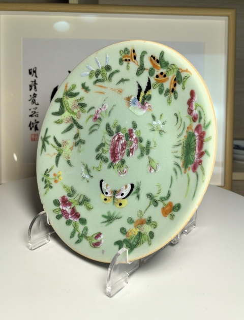 古玩陶瓷清嘉慶 極品豆青釉粉彩花鳥蝶三多紋盤拍賣,當(dāng)前價(jià)格1200元