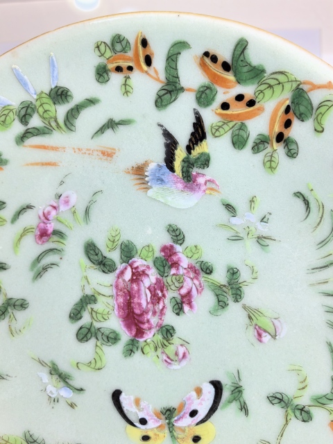 古玩陶瓷清嘉慶 極品豆青釉粉彩花鳥蝶三多紋盤拍賣,當(dāng)前價(jià)格1200元
