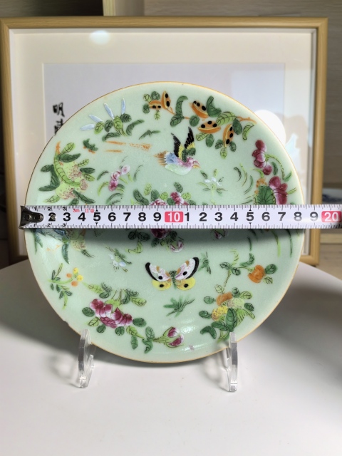 古玩陶瓷清嘉慶 極品豆青釉粉彩花鳥蝶三多紋盤拍賣,當(dāng)前價(jià)格1200元