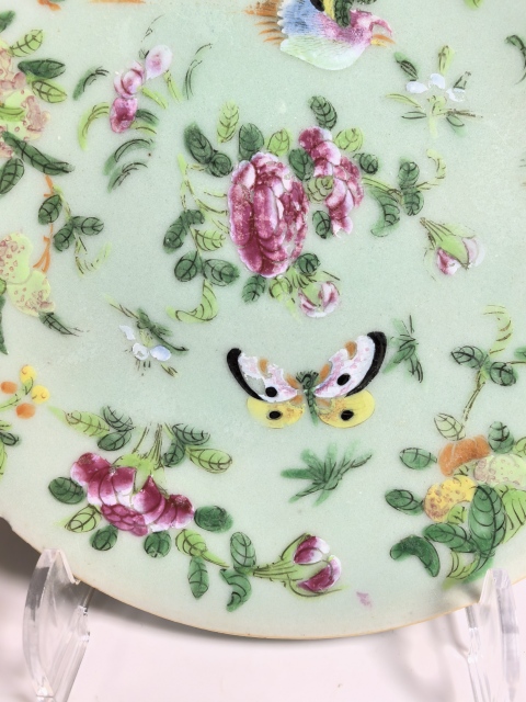 古玩陶瓷清嘉慶 極品豆青釉粉彩花鳥蝶三多紋盤拍賣,當(dāng)前價(jià)格1200元