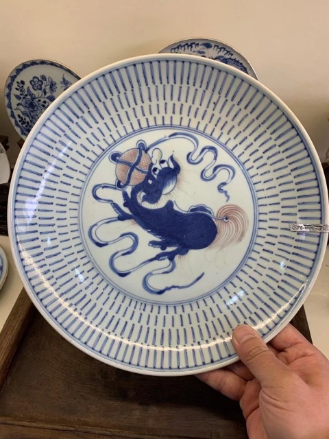 古玩陶瓷清中期 飄帶繡球獅子紋盤青花釉里紅拍賣,當前價格1500元