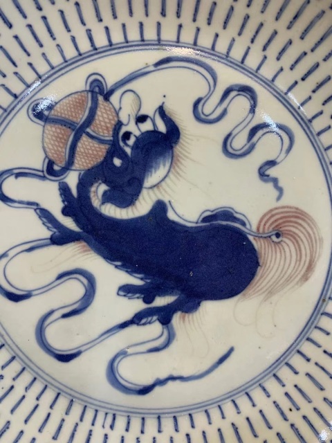 古玩陶瓷清中期 飄帶繡球獅子紋盤青花釉里紅拍賣,當前價格1500元