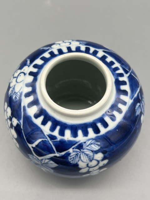 中国古玩　青磁山葡萄文面取花生　31cm13cm 龍泉窯 飛青磁貼花桃文花生 – Longquan Celadon | 陶磁