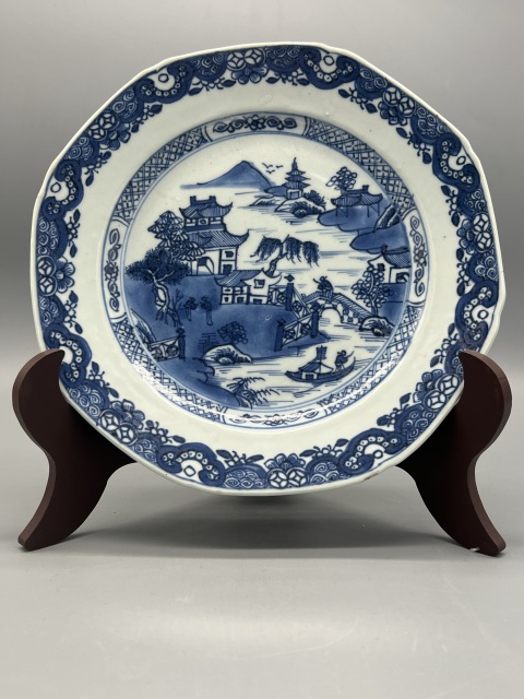 中国　大清乾隆年製款　青花　山水人物文　八角面取瓶　M　R7289B 域鉴古玩】清乾隆·青花山水人物纹八方倭角盘拍卖价格/图片/值多少钱