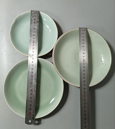 古玩陶瓷精美清中期豆青釉盤三件拍賣，當前價格128元