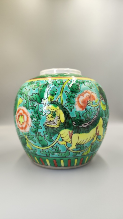 古玩陶瓷晚清綠地五彩花卉獅子紋罐拍賣，當前價格2300元