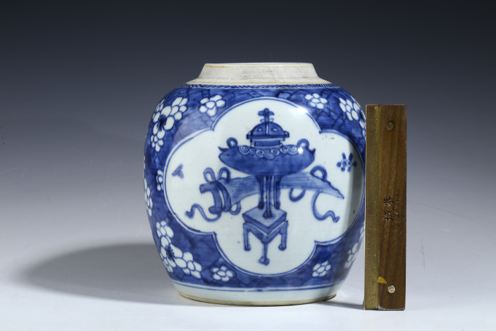 古玩陶瓷清康熙·青花冰梅開窗博古紋罐
拍賣,當(dāng)前價(jià)格0元