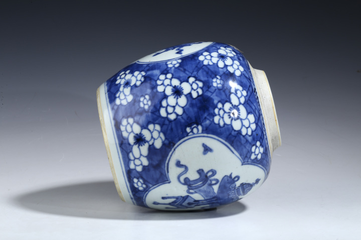 古玩陶瓷清康熙·青花冰梅開窗博古紋罐
拍賣,當(dāng)前價(jià)格0元
