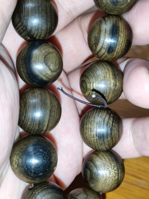古玩雜項老料,金絲楠陰沉木手串拍賣,當前價格1900元
